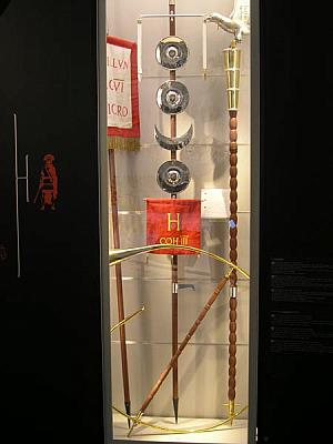 alesia-007-roman-standards-and-horn 