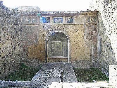 House of the sceleton lararium 
