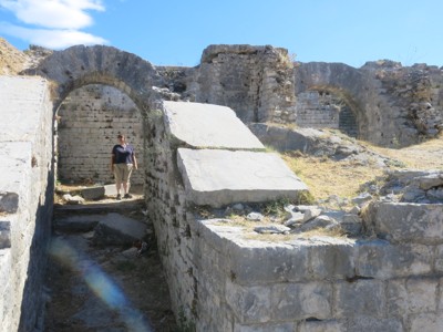 salona 007 amphitheatre entrance 