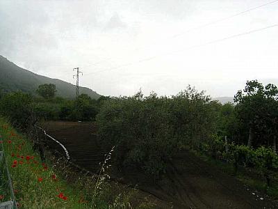 A narrow pass along the mountains 