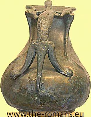 Pot with lizard as handle 